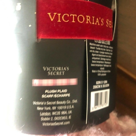 Victoria Secret Woman's Holiday 2020 Pink Plush Plaid Fringe Scarf 208X3… - Picture 6 of 8